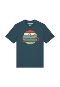 Türkisfarbiges Baumwoll-T-Shirt mit einer Retro-Fahrradgrafik in Rot und Hellblau vor einem Kreis mit Streifen. Kurze Ärmel und Rundhalsausschnitt.