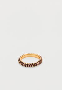 Δαχτυλίδι με χρυσή ζώνη που διαθέτει μια σειρά από βαθιά κόκκινες πέτρες, στρογγυλεμένο σχέδιο με λείο εσωτερικό και υφή στην επιφάνεια.