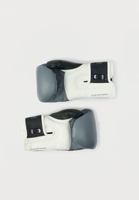 Bokso pirštinės iš baltos ir pilkos odos, pasižyminčios paminkštintu dizainu, reguliuojama dirželiu ir ventiliacijos skylutėmis delno pusėje.