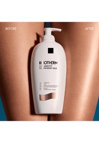 Vit plastpumpflaska märkt "Biotherm Collagen Fit Firming Body Milk" med en metallisk roséguldsdetalj, placerad nära slät, solbränd hud.
