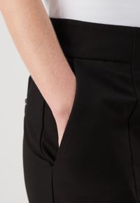 HUGO HIMANA - Pantalon cargo - black