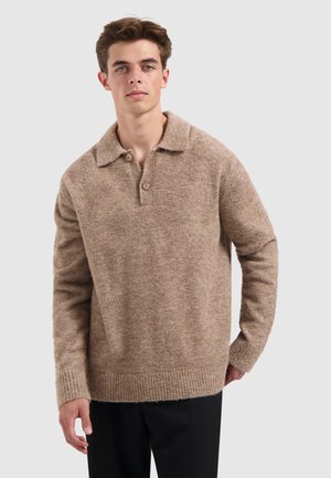 Bruine, gestructureerde gebreide trui met een kraag en sluiting met twee knopen. Lange mouwen en een ribbelzoom dragen bij aan het casual ontwerp.