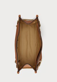 Καφέ δερμάτινη τσάντα χειρός με χρυσές αλυσίδες, ανοιχτή θέα που δείχνει μια καφέ εσωτερική επένδυση. Διαθέτει άφθονο χώρο και δομημένο σχήμα.