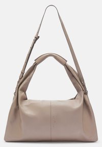 Skórzana torba na ramię w stonowanym taupe, o miękkim, zarysowanym kształcie, regulowanym pasku i subtelnej metce z logotypem z przodu.