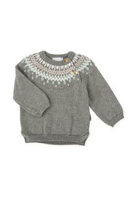 Suéter gris de mangas largas y cuello redondo. Presenta un patrón fair isle en colores más claros y dos botones de madera en el hombro izquierdo.