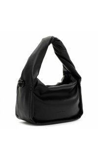 Sac à main en cuir souple noir avec poignée supérieure torsadée et nom de marque discrètement embossé sur le devant, incliné sur fond blanc.
