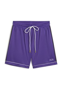 Pantalones cortos de malla morados con un cordón blanco, paneles laterales negros y ribetes blancos a lo largo del dobladillo. Presenta un pequeño logo en la parte delantera.