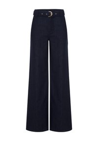 Pantalon en denim bleu foncé à taille haute et jambes larges, avec ceinture assortie en tissu et boucle circulaire dorée.