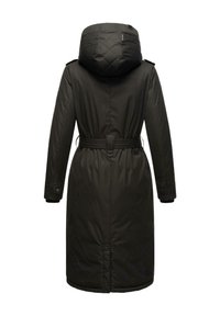 Manteau long rembourré noir avec capuche matelassée, ceinture à la taille et poignets boutonnés, montré de dos sur fond blanc.