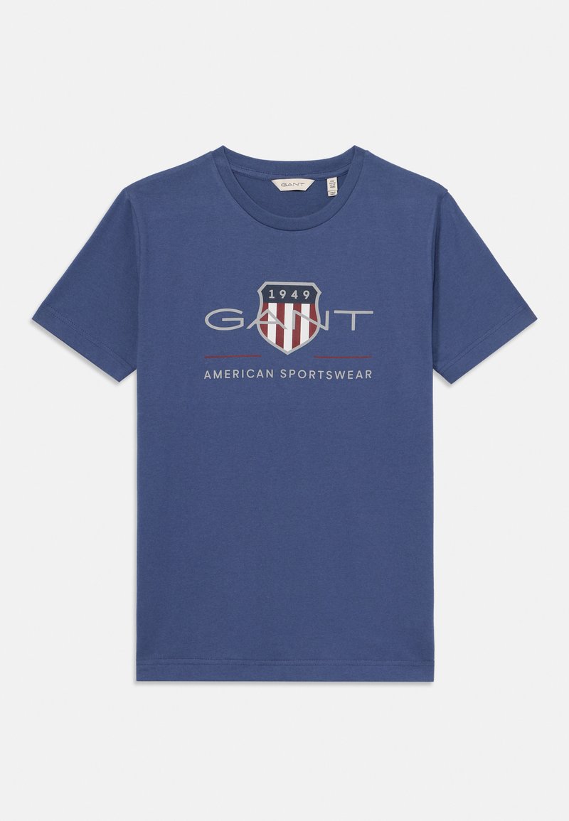 Blå bomulls T-skjorte med rund hals, med trykt logo og skjolddesign i rødt og hvitt med teksten "1949" og "AMERICAN SPORTSWEAR".