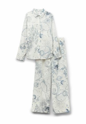 Vit pyjamasett med ljusblå, himlafenomenillustrationer. Den långärmade skjortan har en spridd krage och de vida byxorna matchar mönstret.