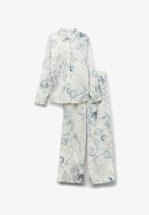 Hvid pyjamas sæt med lyseblå himmelske illustrationer. Den langærmede skjorte har en spredt krave, og de brede bukser matcher mønsteret.