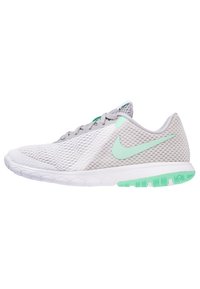 Zapatilla atlética ligera con parte superior de malla gris, acentos en menta, punta redonda y suela blanca texturizada con diseño de tracción mínima.