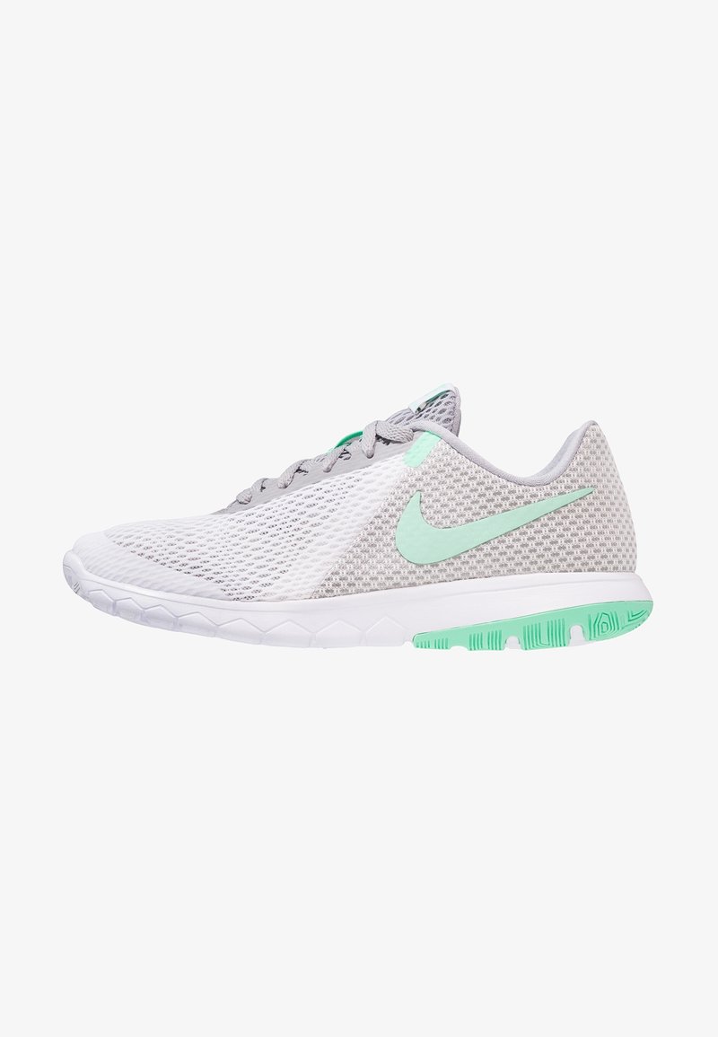 Zapatilla atlética ligera con parte superior de malla gris, acentos en menta, punta redonda y suela blanca texturizada con diseño de tracción mínima.