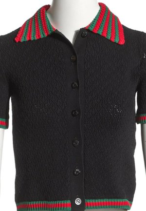 Cardigan noir texturé à manches courtes avec boutons sur le devant et col, poignets et ourlet rayés rouge et vert.