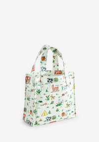 Hvid tote bag med farverige illustrationer af dyr og natur, med korte håndtag, lavet af et glat og holdbart materiale.