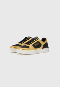 Sorte og guld sneakers med metallisk finish, featuring perforerede detaljer, sorte snørebånd og en hvid gummisål. Branding på siden.