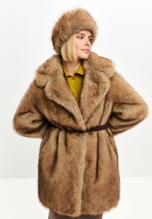 Ruskea tekoturkishattu, jossa on leveä kaulus, vyöllä varustettu vyötärö ja yhteensopiva turkishattu. Siinä on pehmeä tekstuuri ja kaksivärinen kuvio.