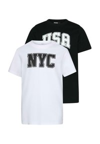 Vita och svarta bomulls t-shirts. Den vita tröjan har "NYC" i fet svart text; den svarta tröjan har "USA" i fet vit text.
