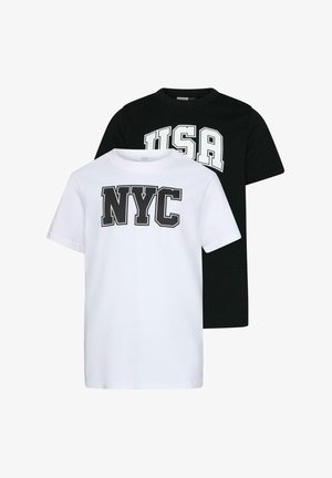 Biała bawełniana koszulka z czarnym nadrukiem "NYC", zestawiona z jasnoniebieskimi spodniami cargo z denimu, posiadającymi boczne kieszenie i luźny krój.