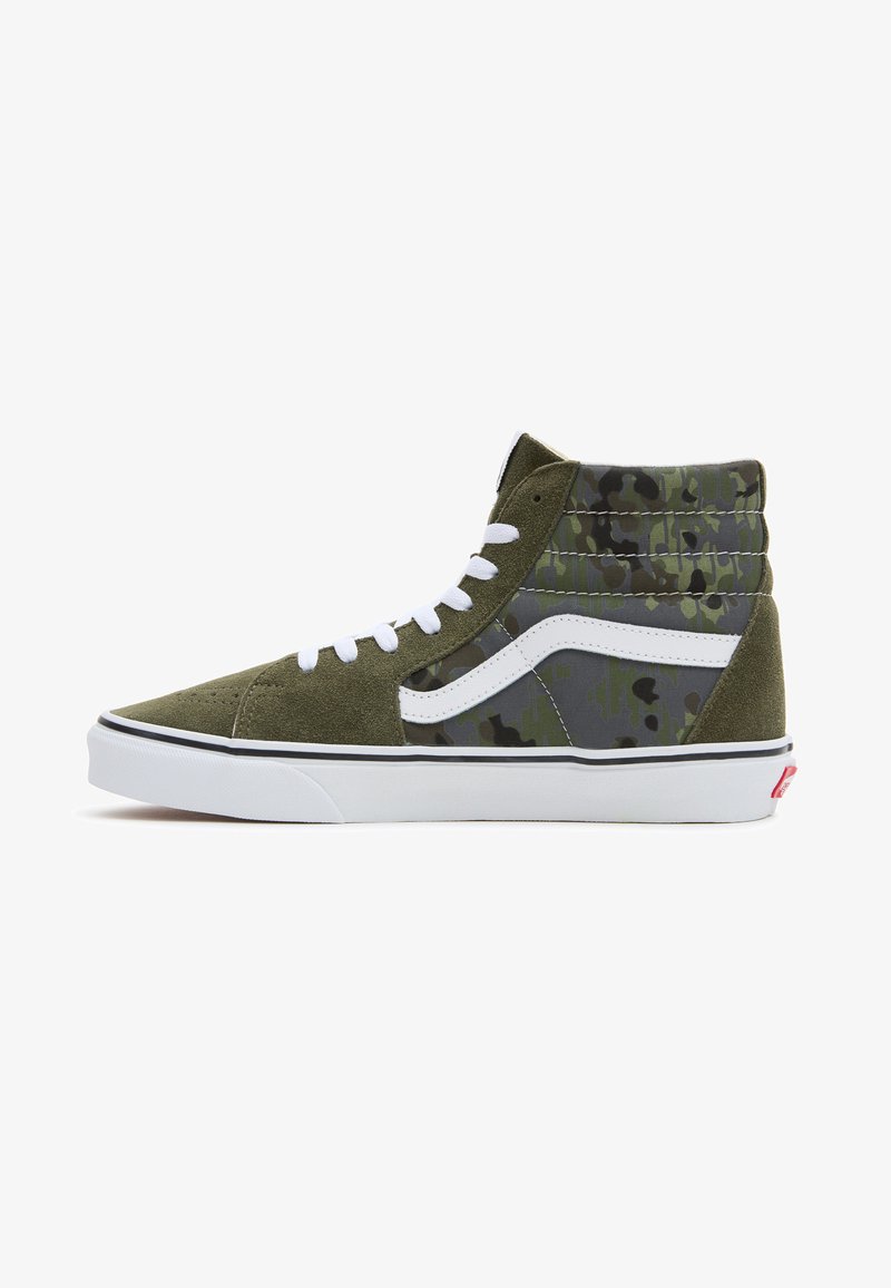 Hoge sneakers met olijfgroen suede, camouflagemotief panelen, witte veters en een witte rubberen zool met zwarte accenten.