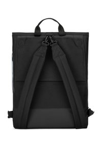 Zaino in tessuto nero con spallacci regolabili, maniglia superiore, texture liscia e base rinforzata. Presenta un design minimalista e una cerniera.