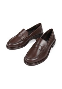 Brązowe skórzane loafersy o gładkim wykończeniu, z przeszyciami i lekkim obcasem. Klasyczna sylwetka z minimalnymi detalami.