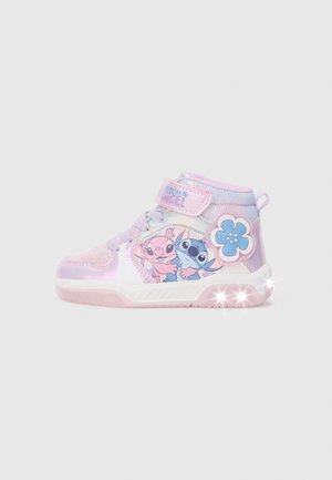 Sneakers alte rosa e viola con finitura lucida, caratterizzati da grafiche di Stitch e Angel, una cinghia con chiusura a velcro e un accento floreale.