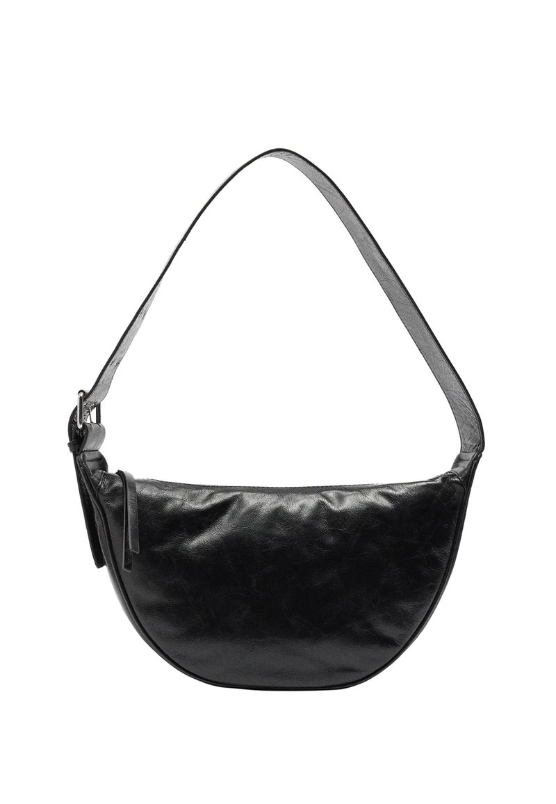Czarna skórzana torba na ramię o zaokrąglonym kształcie, z szerokim paskiem i gładką teksturą. Posiada zamek błyskawiczny i minimalistyczny design.