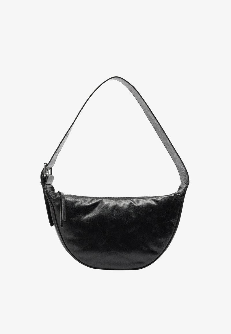 Czarna skórzana torba na ramię o zaokrąglonym kształcie, z szerokim paskiem i gładką teksturą. Posiada zamek błyskawiczny i minimalistyczny design.