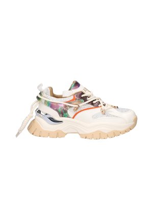 Zapatillas deportivas gruesas con un upper blanco y multicolor que presenta malla, acentos brillantes, detalles en naranja y una suela texturizada beige.