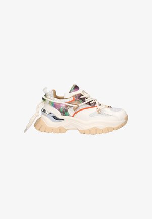 Zapatillas deportivas gruesas con un upper blanco y multicolor que presenta malla, acentos brillantes, detalles en naranja y una suela texturizada beige.