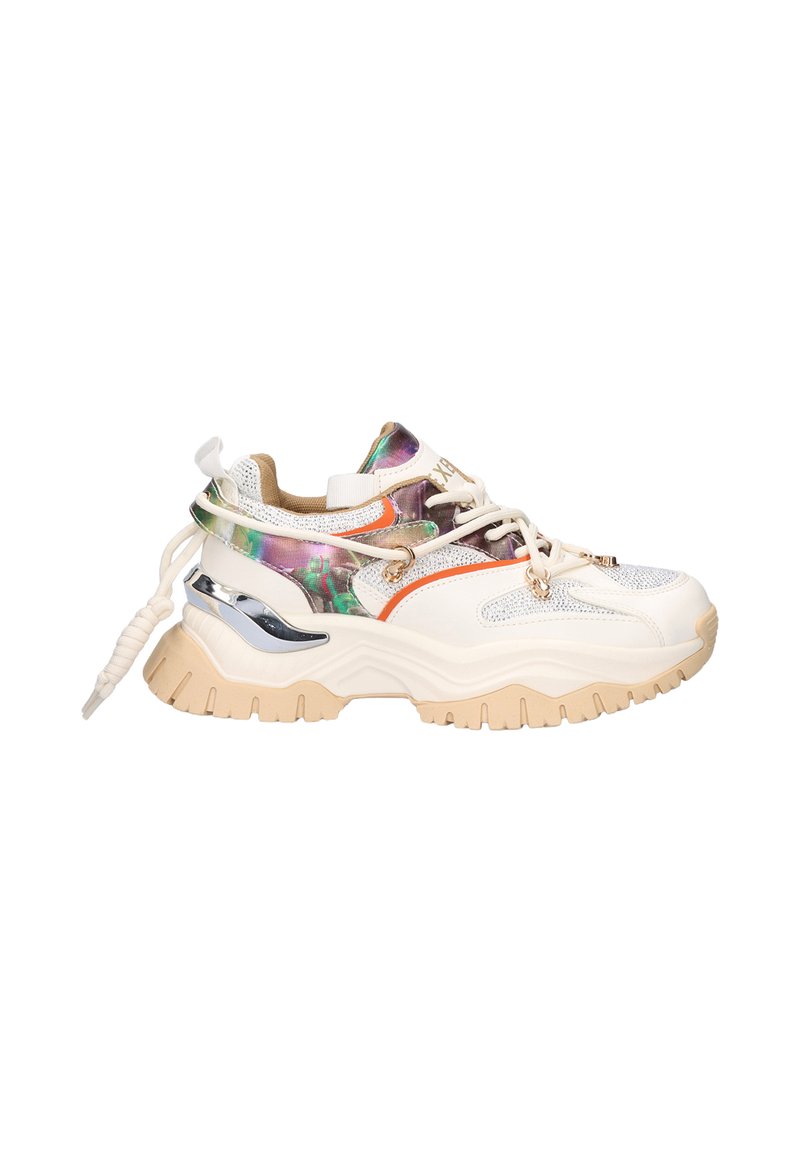 Zapatillas deportivas gruesas con un upper blanco y multicolor que presenta malla, acentos brillantes, detalles en naranja y una suela texturizada beige.