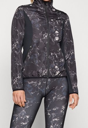 Schwarze Sportjacke aus marbelgemustertem Stoff, hoher Kragen, durchgehender Reißverschluss und kontrastierende schwarze Seiteneinsätze; figurbetonter Schnitt und elastische Bündchen.
