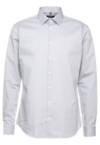 Camicia a maniche lunghe grigio chiaro con bottoni frontali, colletto classico e bottoni bianchi. Tessuto liscio con una leggera lucentezza.