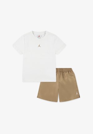 Valge puuvillane t-särk kuldse Jordani logoga, kombineeritud beežide satiinist lühikeste pükstega, millel on valge Jordani logo tikand hemmi ääres.