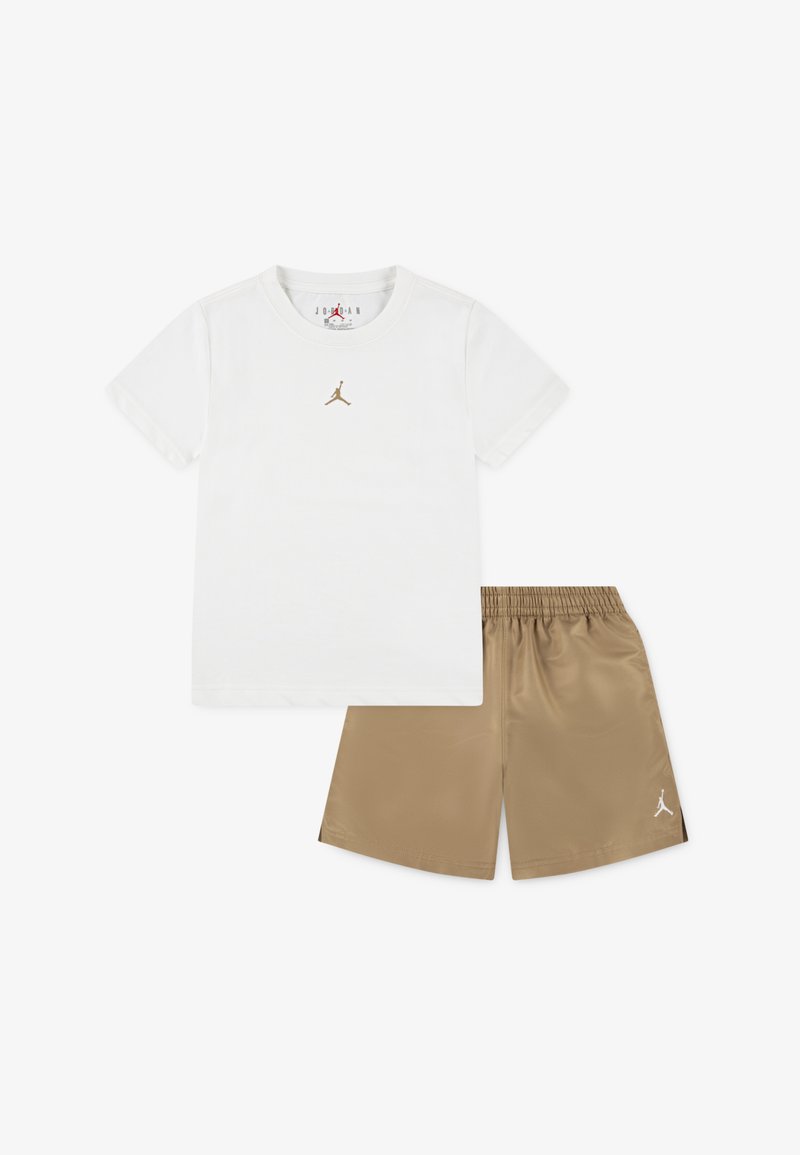 Λευκό βαμβακερό μπλουζάκι με χρυσό λογότυπο Jordan, σε συνδυασμό με σοκολατί σορτς με σατινέ φινίρισμα, διακοσμημένα με κεντημένο λευκό λογότυπο Jordan στο τελείωμα.