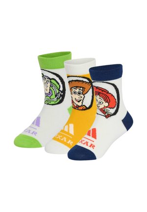 Trois chaussettes colorées sur le thème Pixar avec Buzz l'Éclair à bordure verte, Woody à bordure jaune, et Jessie à bordure bleue.
