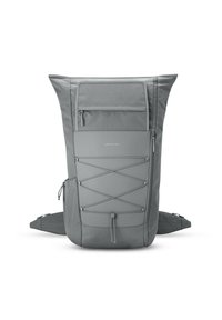 Zaino grigio caratterizzato da un design elegante, tessuto texturizzato, tasca anteriore con zip e un dettaglio con corda elastica per ulteriore spazio di archiviazione.