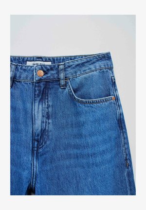 Niebieskie dżinsy z wysokim stanem, ozdobione miedzianym guzikiem, pięcioma kieszeniami i widocznym szwem. Gładka tekstura z lekkim wyblaknięciem.