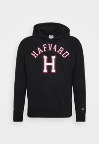 Felpa nera con cappuccio e tasca a marsupio, con la scritta "HARVARD" in lettere bianche e rosse e un grande logo "H" bianco. Cappuccio con cordoncino, polsini a coste.