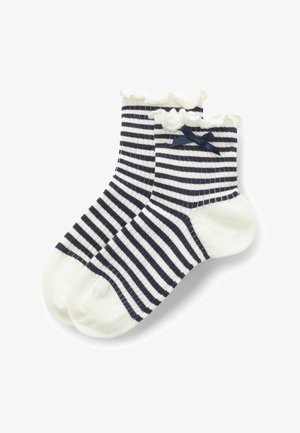 Para białych skarpetek do kostki z granatowymi poziomymi paskami, ozdobionych falbankami i małą granatową kokardką na jednej skarpecie.