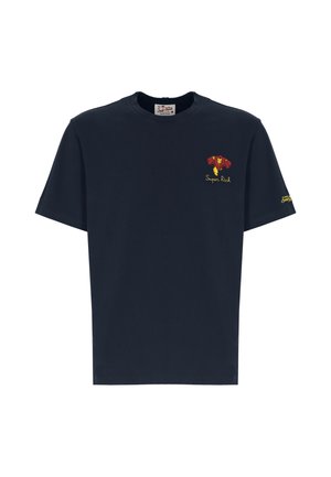 Maglietta blu navy con una piccola grafica di supereroe rossa e gialla e il testo ""Super Rich"" sul lato sinistro del petto e sulla manica.
