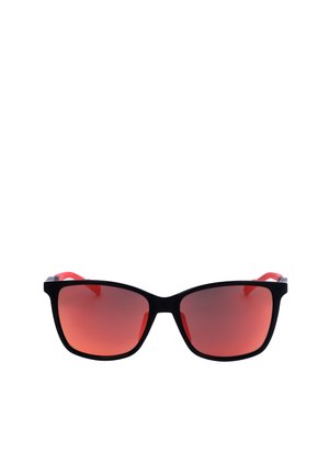 Occhiali da sole con montatura rettangolare nera e lenti specchiate rosse, aste interne rosse, mostrati su sfondo bianco.