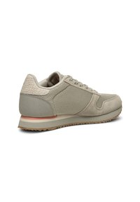 Beige Sneaker aus Mesh und Wildleder, mit runder Zehenform, Schnürdesign, strukturierten Akzenten und einer geschichteten Sohle mit einem hellen Streifen.