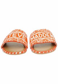 Infradito intrecciati arancioni con il testo bianco "STEVE MADDEN". Design con punta aperta, suola color naturale e dettagli bordati arancioni e bianchi.