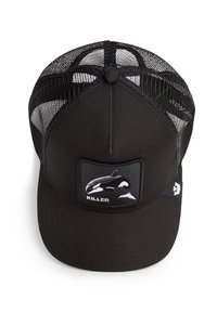 Schwarze Trucker-Kappe mit Netzrücken, ausgestattet mit einem Frontpatch eines Schwertwals und dem Wort "KILLER" in weißem Text. Abgerundeter Schirm und verstellbarer Snapback.