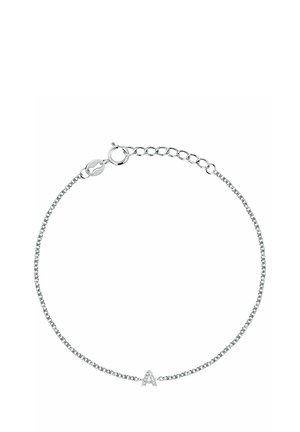 Silberarmband mit verstellbaren Gliedern und einem kleinen, mit Diamanten besetzten Buchstaben "A" als Anhänger in der Mitte.