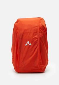 Orange ryggsäck tillverkad av lätt, vattentåligt material; har en silverlogotyp och en strömlinjeformad design med en slät yta.