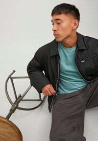 Jack & Jones UNISEX JCOOUNCE COACH  - Giacca da mezza stagione - black